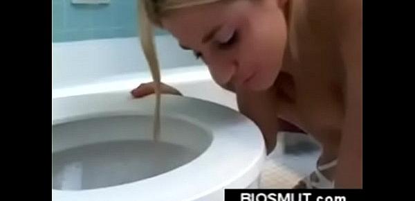  Pute sans honneur lèche la cuvette des toilettes